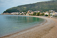Песчаный пляж Черногории близ отеля Riviera в Петроваце