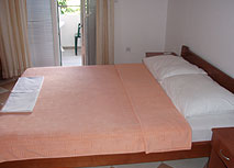 Широкая кровать в номере виллы Баштрица