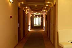 освещенный коридор отеля
