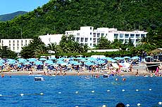 Песчаный пляж черногории, принадлежащий отелю Montenegro Beach Resort