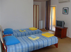 Один из номеров с двумя одноместными кроватями в вилле Белая в Черногории