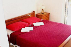 Яркая французская кровать в номере на вилле «Диана»