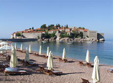 Песчаный пляж Черногории Святой Стефан находится неподалеку от отеля