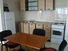 Удобная кухня со всем необходимым в квартире "Сена" в Баре