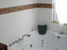 Ванная комната с джакузи в доме в Доброй Воде