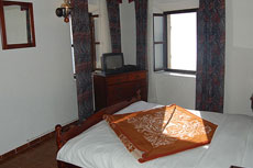  Французская кровать в номере отеля Черногории