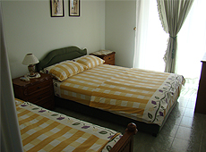 Комфортабельные апартаменты располагают уютными кроватями для отдыха
