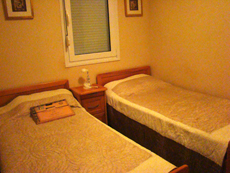 Уютные раздельные кровати в спальне квартиры "Филипп"