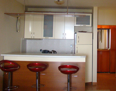 Кухня и барная стойка в апартаменте "Филипп"