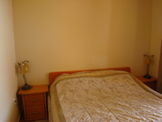 Широкая двуспальная кровать в апартаменте "Филипп"
