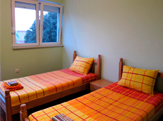  Две яркие раздельные односпальные кровати в спальне виллы