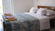  Французская кровать в апартаменте виллы «Капучино»