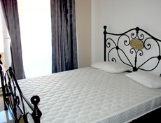 Широкая и удобная кровать в номере виллы "Аура"