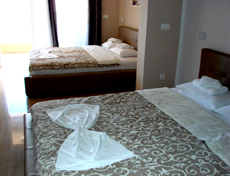 Французские кровати в номере апартамента виллы "Аура"