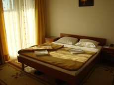  Широкая кровать в апартаменте для отдыха в Черногории