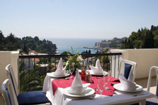  Столик на открытой террасе в ресторане отеля Mediteran Resort