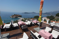 Кафе с потрясающим видом на побережье Черногории в апарт-отеле "Адрович" - 
