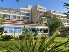 Отель Черногории Palace Hotel окружен газоном и деревьями