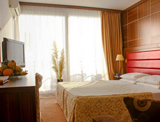 Двухместная удобная кровать в апартаменте отеля Palace Hotel
