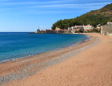 Песчаный пляж Черногории рядом с отелем Palace Hotel
