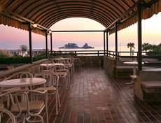 Закат на море с террасы ресторана отеля Palace Hotel