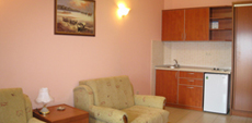  Кухня и гостиная в апартаменте отеля Paper в Черногории