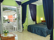 Зеленый апартамент - уголок спальни с балдахином