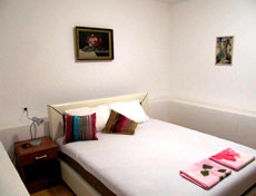 Французская кровать в спальне апартамента виллы «Пржно»