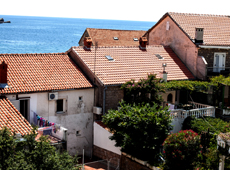 Вид на красные черепичные крыши домиков в Черногории