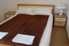 Французская кровать в спальне виллы