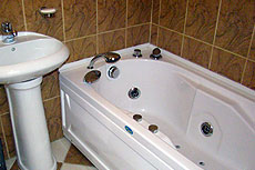  Ванная комната с джакузи в апартаменте виллы "Роза Люкс"