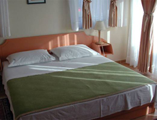 Уютная атмосфера комнаты для отдыха в Черногории