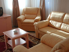 Стильная мягкая мебель в номере отеля Sajo в Будве