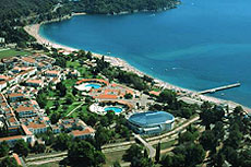 Вид сверху на отель Slovenska Plaza и побережье Черногории