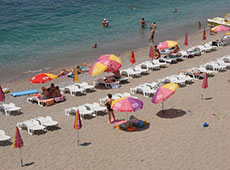 Песчаный пляж Черногории рядом с отелем "Барселона"