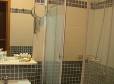Современная сантехника в ванной комнате отеля W Grand