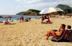 Песчаный пляж Черногории неподалеку от виллы "Попович"