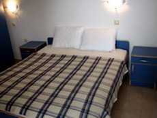 Удобная французская кровать в апартаменте "Обала"