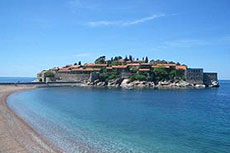  Остров Святой Стефан славится своим песчаным пляжем в Черногории