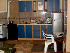 Полностью оборудованная кухня в апартаменте виллы в Доброй Воде