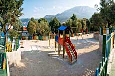 Для отдыха с детьми в Черногории оборудована детская площадка