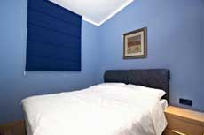  Двуспальная кровать в спальне Голубого апартамента