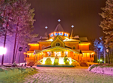 Ночная иллюминация дворца Деда Мороза в Великом Устюге