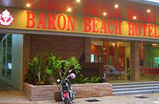 Отель эконом-класса Baron Beach удачно расположен на улице Паттайя-Бич роуд рядом с Пешеходной улицей.