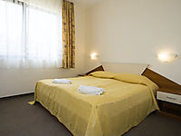Французская кровать в номере отеля "Виллы Амфора"