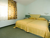 Двуспальная кровать в номере отеля «Амфора Бич»