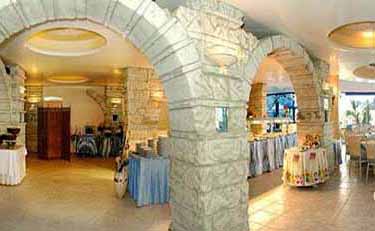 Средневековый интерьер ресторана в отеле „Чайка бич“