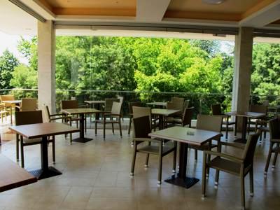Столики на террасе ресторана в отеле "Компас" в Болгарии