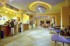 Ресепшн и зона отдыха в холле отеля «Дана Палас» 