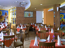Сервированные столики ресторана в отеле "Добротица"